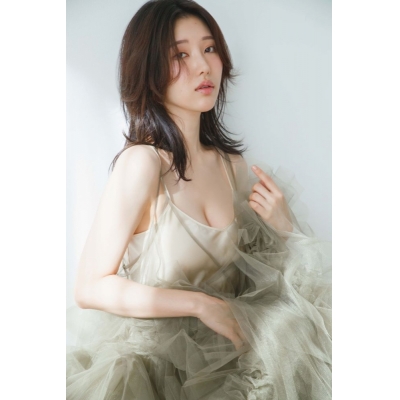 【写真集】志崎樺音 1st写真集(仮) イベント参加券付き【3冊券②】