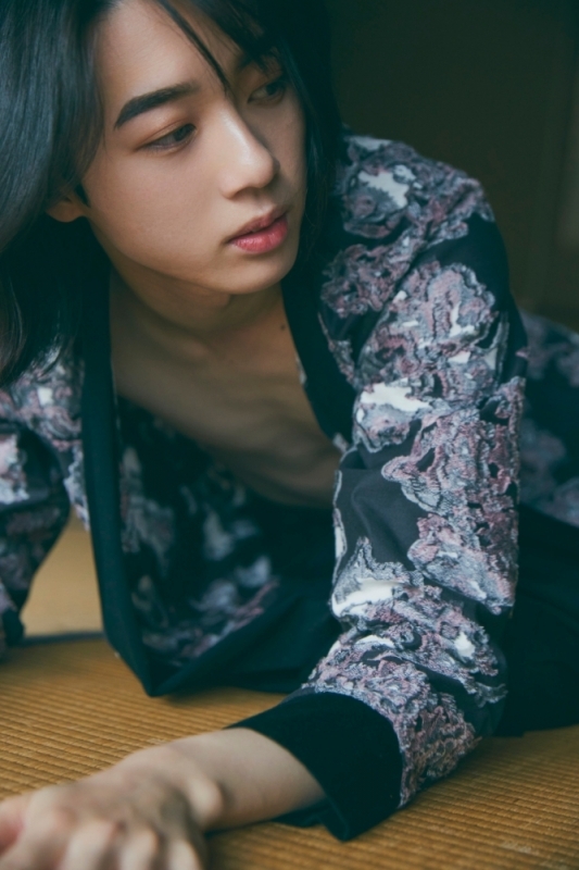 書籍 > 写真集 > 【写真集】世古口凌1st写真集 戀紫 | アニメイト