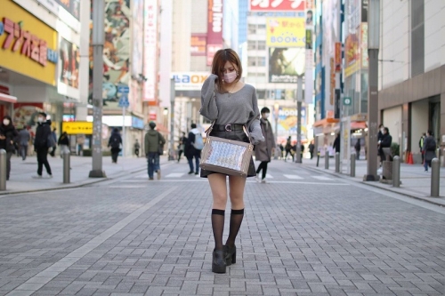 ハンドバッグを片肩に斜めに跨る
