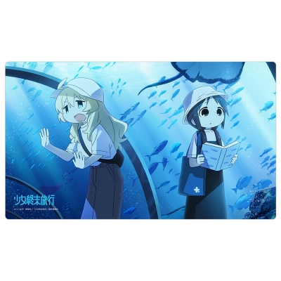 【グッズ-デスクマット】少女終末旅行 描き下ろしラバーマット(水族館)