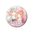 【グッズ-バッチ】こどものおもちゃ 小花美穂先生 描き下ろし 倉田紗南&羽山秋人 平成ファッションver. 75mmホログラム缶バッジの画像