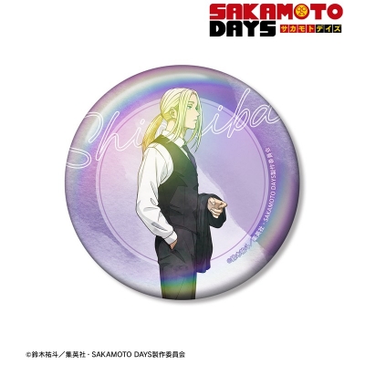 【グッズ-バッチ】TVアニメ『SAKAMOTO DAYS』 描き下ろし 神々廻 スーツの歩みver. 75mmオーロラ缶バッジ