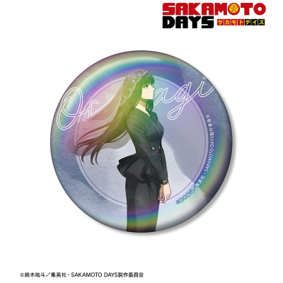 【グッズ-バッチ】TVアニメ『SAKAMOTO DAYS』 描き下ろし 大佛 スーツの歩みver. 75mmオーロラ缶バッジ