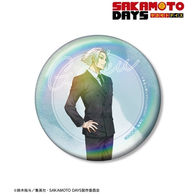 【グッズ-バッチ】TVアニメ『SAKAMOTO DAYS』 描き下ろし 楽 スーツの歩みver. 75mmオーロラ缶バッジ