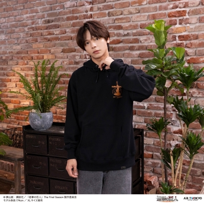 【グッズ-ジャンパー・コート】TVアニメ『進撃の巨人』 シーンイラストパーカー 2(本物の敬礼)M