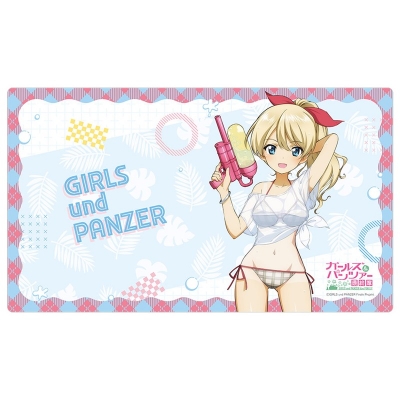 【グッズ-デスクマット】ガールズ&パンツァー 最終章 描き下ろしラバーマット(ダージリン/水鉄砲 日焼けVer.)