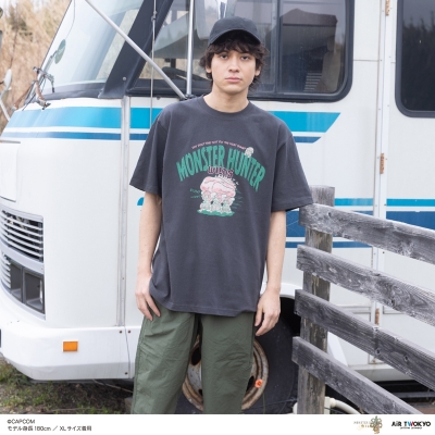 【グッズ-Tシャツ】モンスターハンターワイルズ シーンイラストTシャツ 1(RUN!)スミクロM