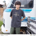 【グッズ-Tシャツ】モンスターハンターワイルズ シーンイラストTシャツ 3(アイルー&回復ミツムシ)スミクロXXLの画像