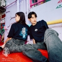 【グッズ-Tシャツ】アニメ「ぼっち・ざ・ろっく!」 EpicAniWear 山田リョウモチーフデザインTEE Lの画像